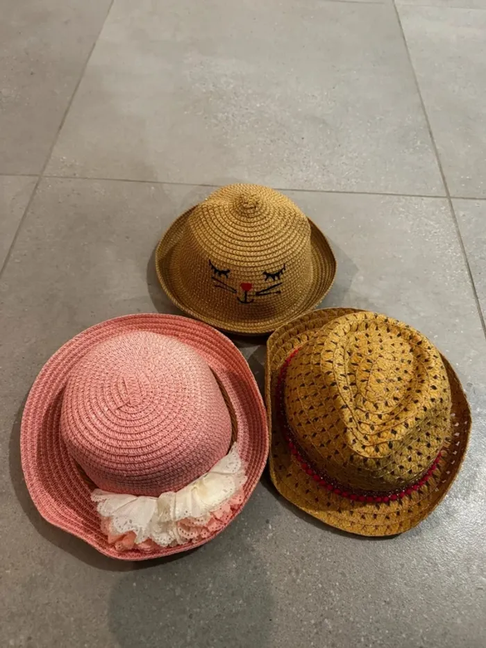 Lot de 3 chapeau 52cm, très bon état