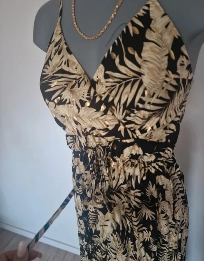 Robe bretelles cache-coeur fleurs tropicales dorées - photo numéro 5
