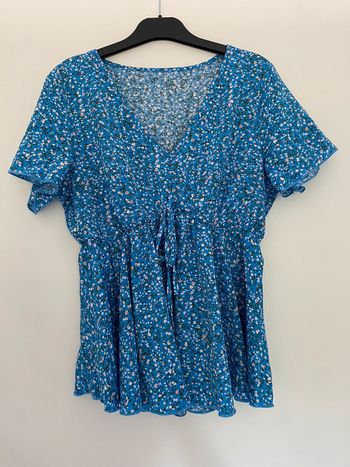 Blouse bleue fleurie manches courtes