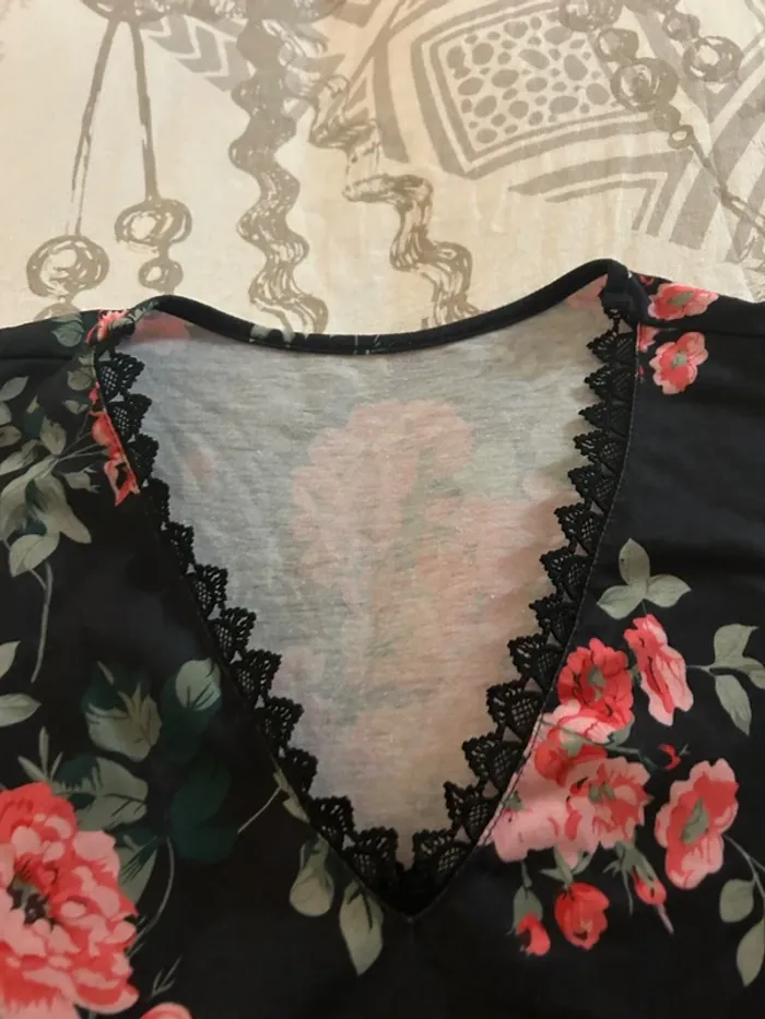 T-shirt fleuri et dentelle - photo numéro 3