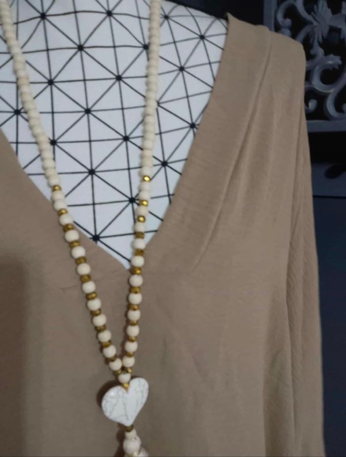 Chemise Grande Taille 58 – Beige Uni Élégant, Col V & Manches Chauve-Souris - photo numéro 3