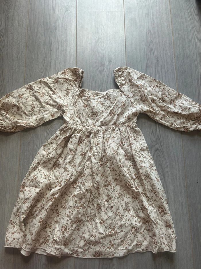 Robe fleurie avec noeud