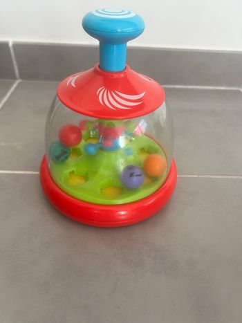 Activité d’éveil toupie avec balles  bébé