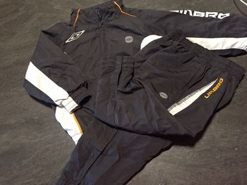 Jogging umbro taille 12/18 mois