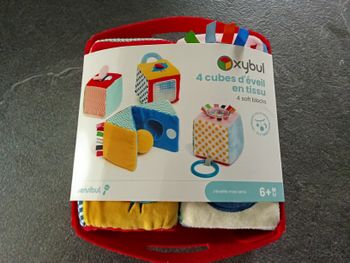 4 cubes d'éveil en tissus