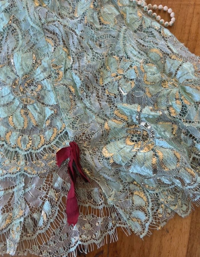 Jupe en dentelle verte et voile - photo numéro 2