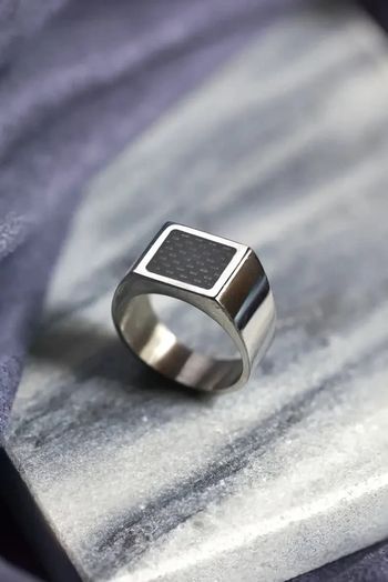 Chevalière en acier carbone avec damier