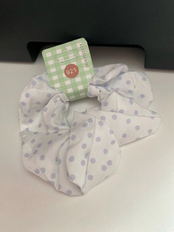 Chouchou blanc à pois bleu