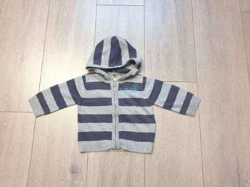 Gilet bleu et gris rayé. Garçon 6 mois. Marque Petit Pirate