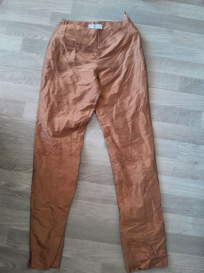Pantalon marron effet brillant et froissé
