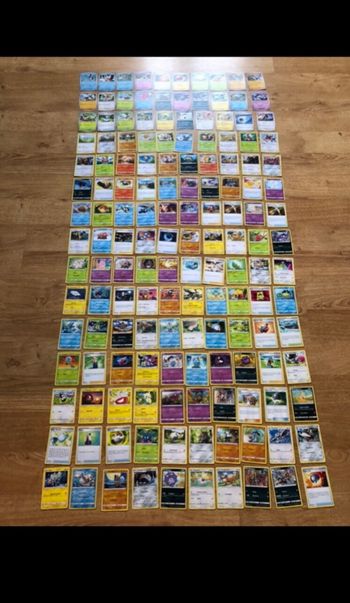 200 cartes Pokémon sans doubles