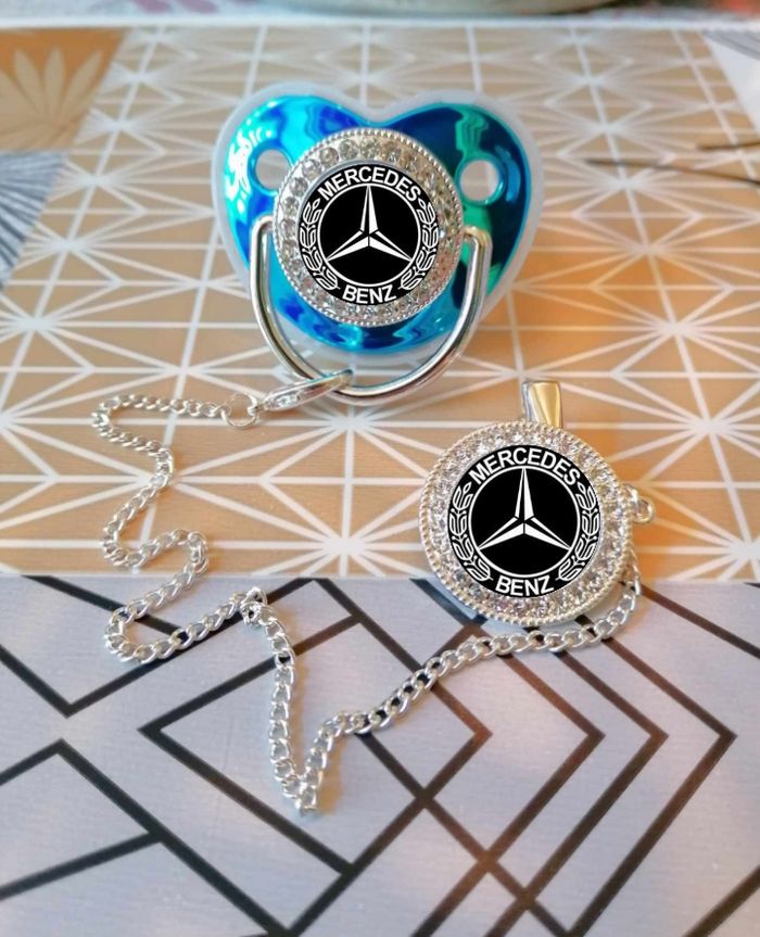 Tétine bleu mercedes Benz