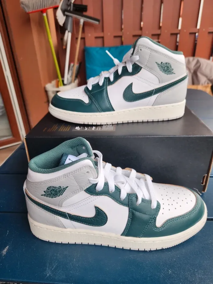 Air jordan 1 Mid blanc vert Taille 38 neuves mixte - photo numéro 2