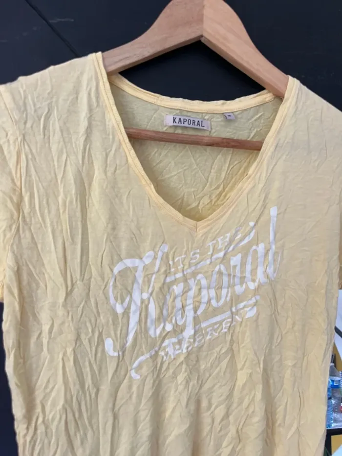 T-shirt jaune col V Kaporal - photo numéro 2