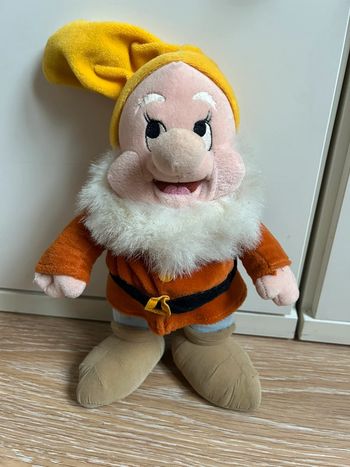 Peluche vintage Disneyland Paris - Joyeux - blanche neige et les 7 nains