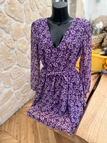 Robe kiabi taille L 40 violet à fleurs blanche voilage casual