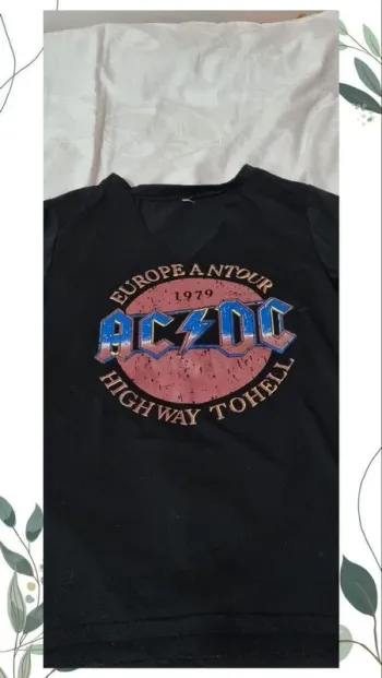 t-shirt nera con stampa