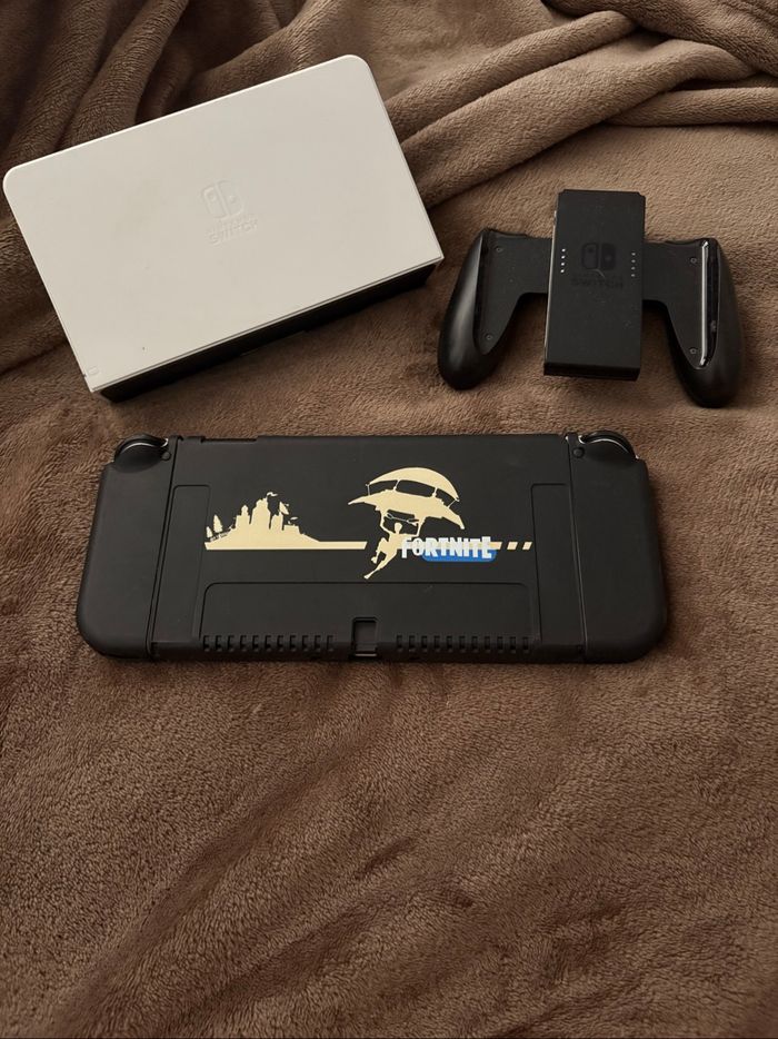 Console Nintendo Switch Oled en très bon état. - photo numéro 4
