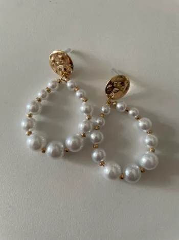 Boucle d’oreille pendantes en perles du groupe MaxMara sans logo,sans étiquette.