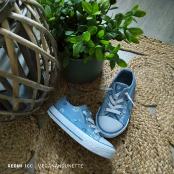 🌸👟 Baskets effet jean fleuri – Pointure 26 – Très bon état – Ouverture magique