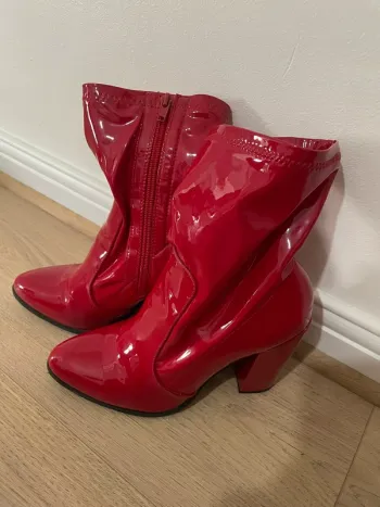 Bottines à talons - rouge vernis