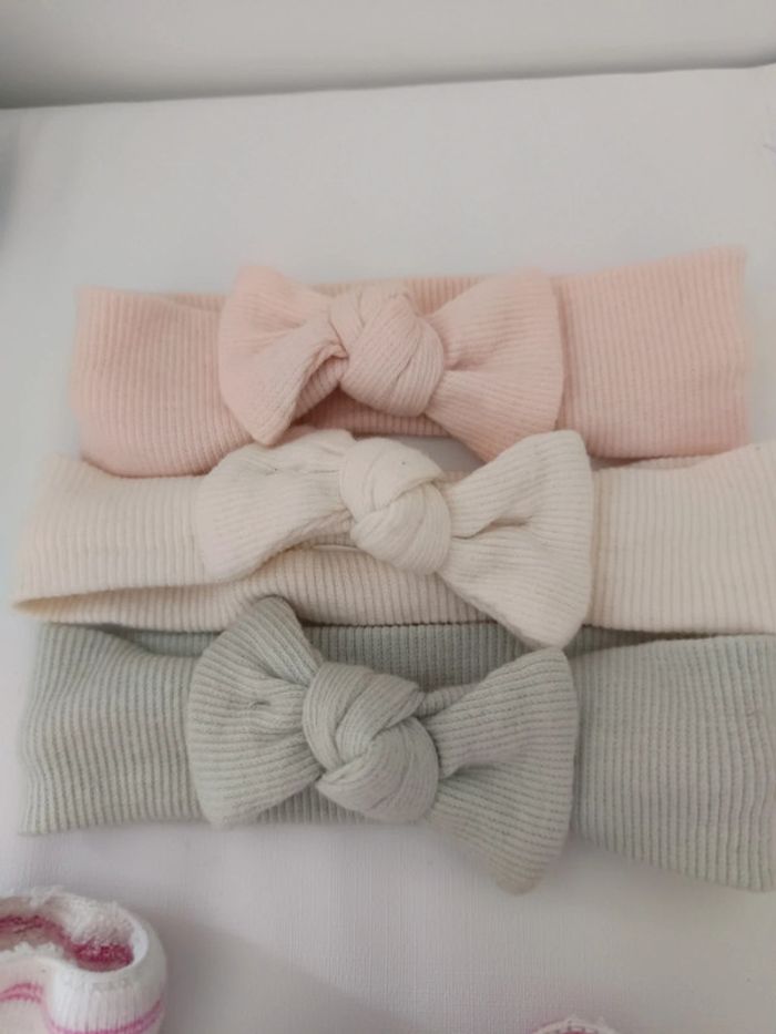 Chaussettes bébé et bandeaux - photo numéro 2