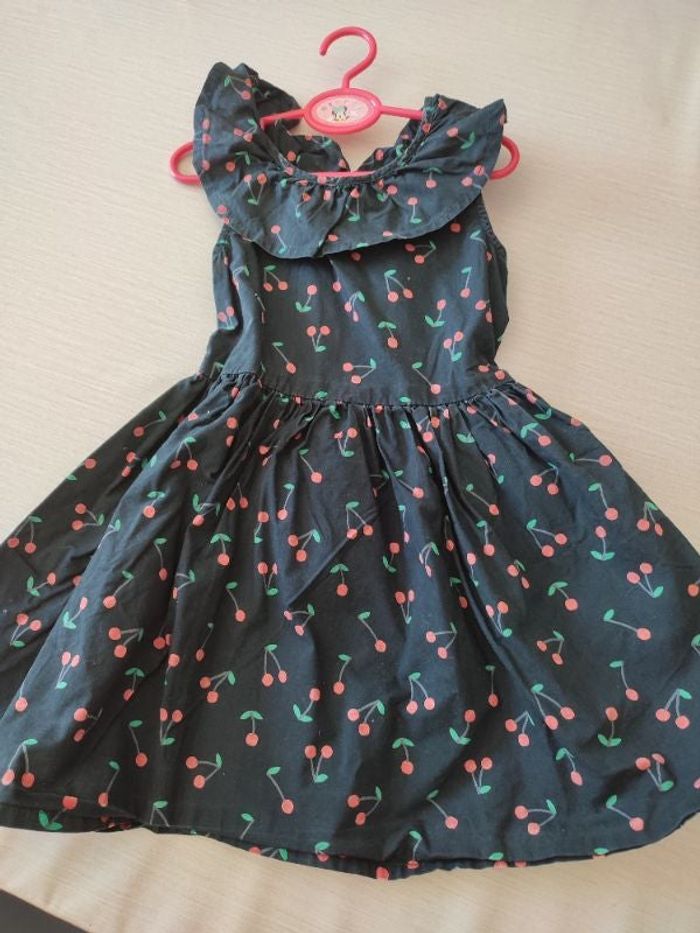 Robe avec des cerises