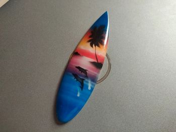 Surf miniature en bois peint - 10 cm