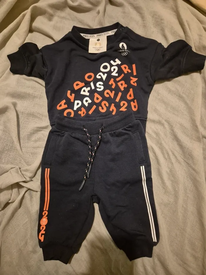 Ensemble sweat + jogging Paris 2024 3 mois