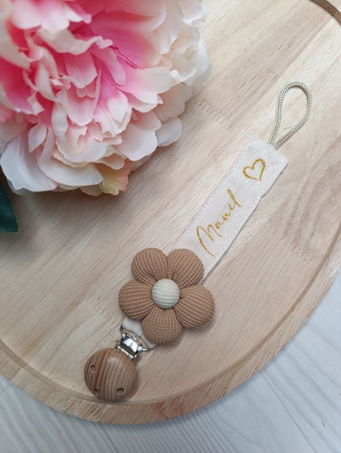 Attache tétine fleur