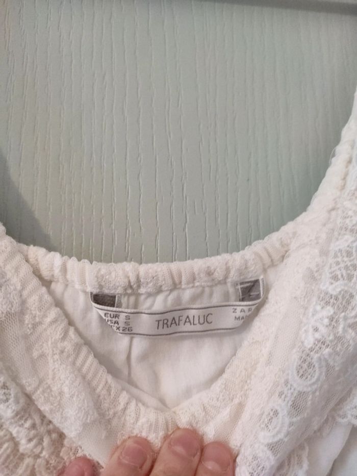 Robe courte Zara col bardot en dentelle - photo numéro 4