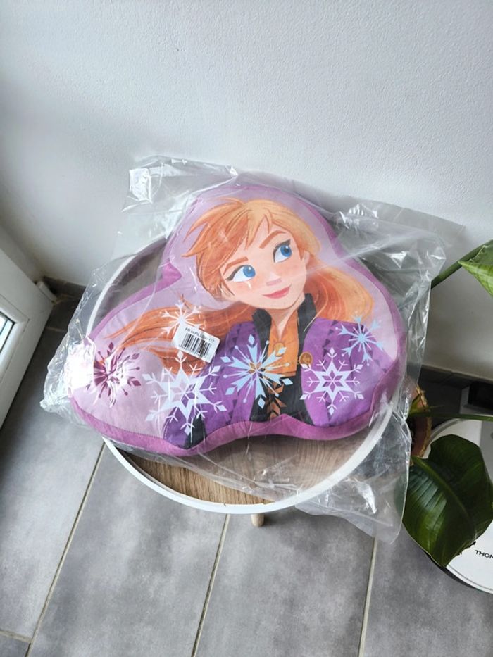 Coussin violet reine des neiges elsa neuf