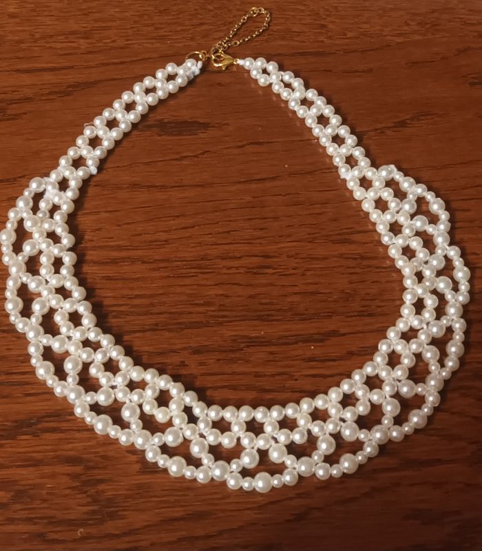 Colier perles blafard main - photo numéro 2