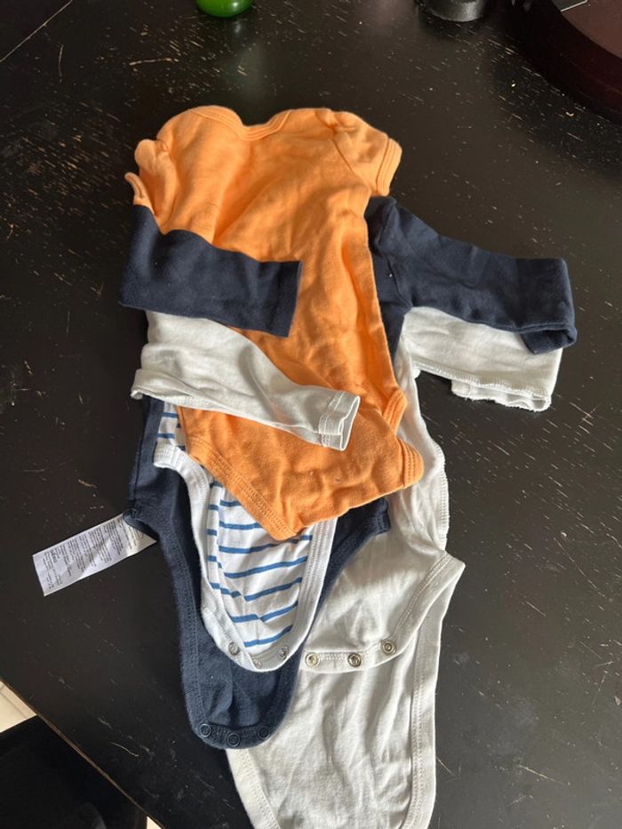 Lot bodies 12 mois - photo numéro 2