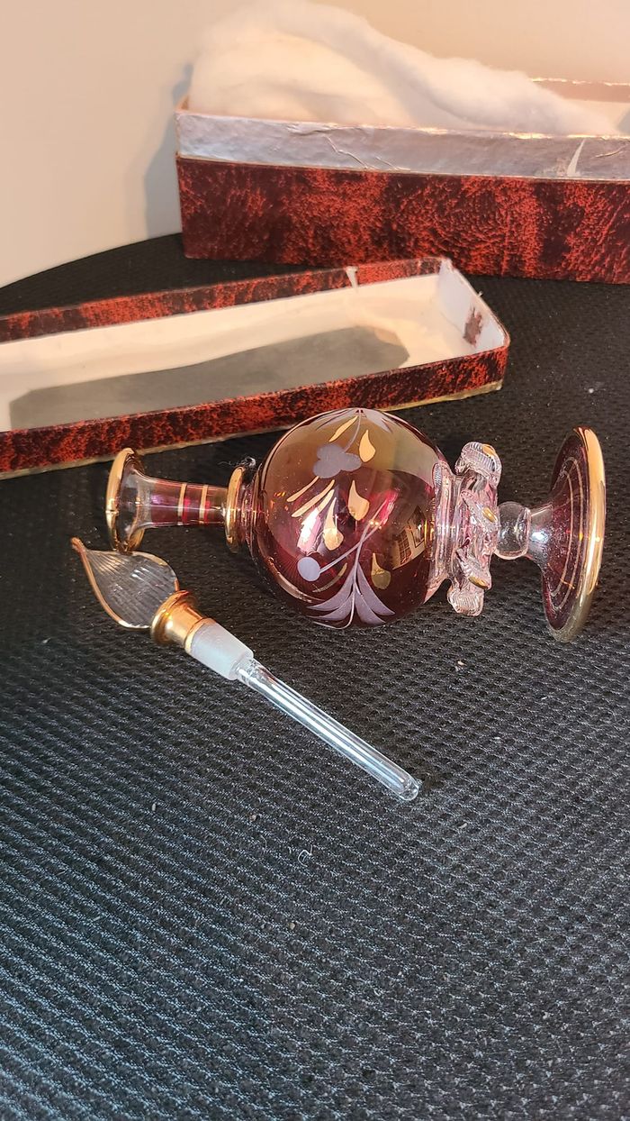 Flacon de parfum en verre gravé canneberge vintage avec barbouilleur - photo numéro 2