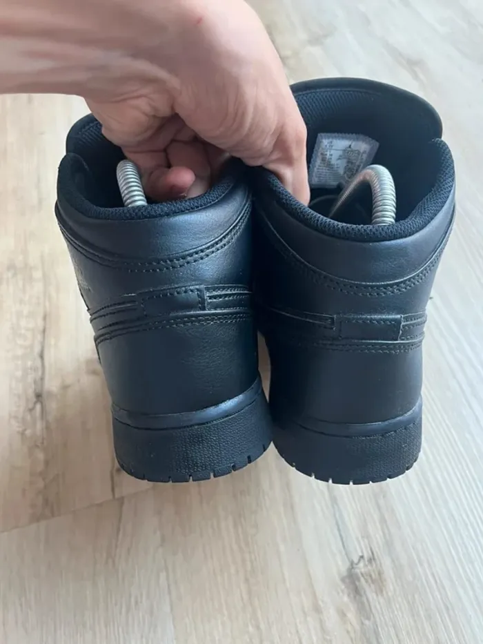 Jordan 1 Mid Triple Black Taille 37.5 - photo numéro 3