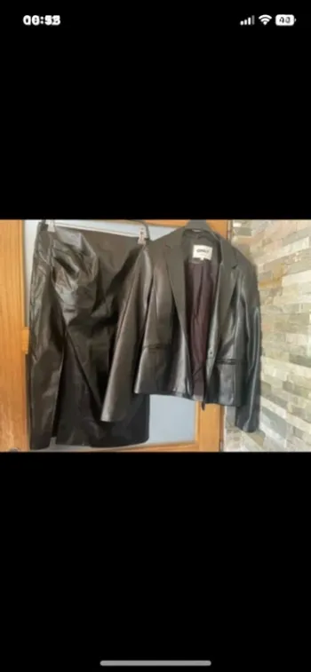 Très beau tailleur en similicuir, femme, taille 40
