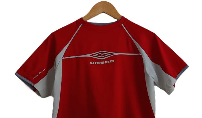 T shirt rouge et gris. Umbro. Taille 12 - 13 ans - photo numéro 2