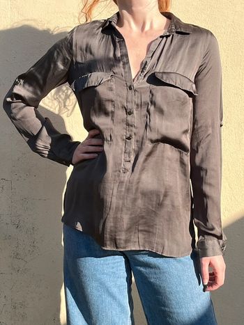 Blouse asymétrique col chemise avec boutons et poches - gris satiné