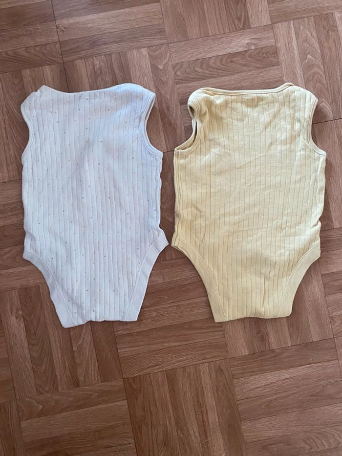 Lot de 2 body sans manches crème et jaune taille 6 mois Primark - photo numéro 2