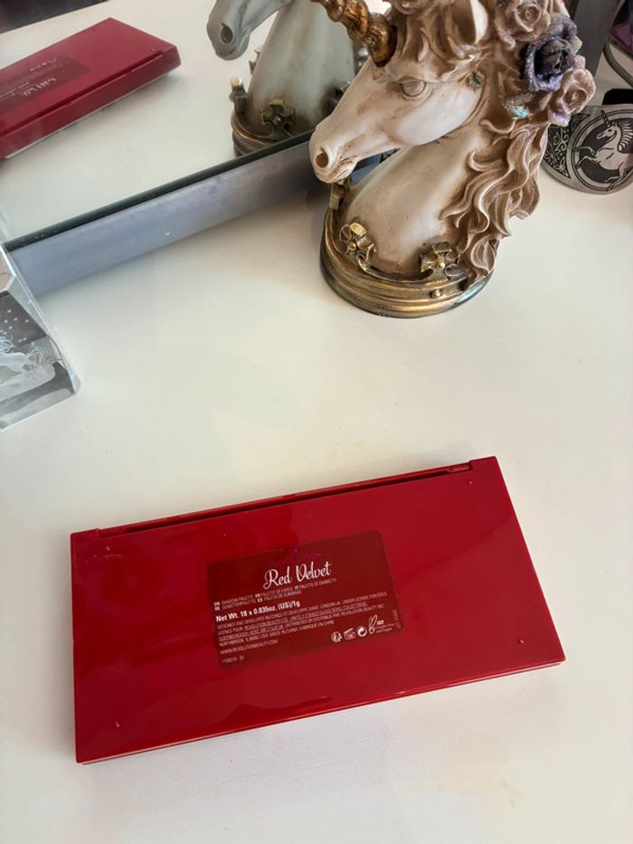 Palette chocolate Red Velvet, 18 fards, Makeup Revolution. - photo numéro 5