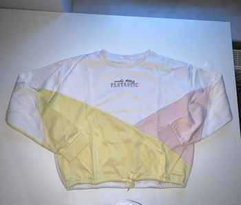Sweat blanc et couleurs pastel
