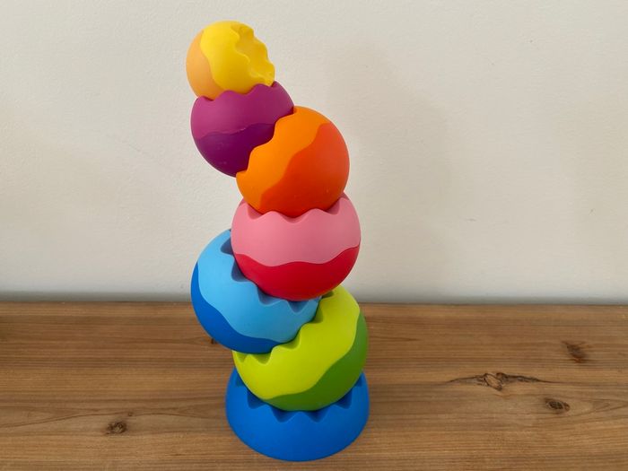 Jouer empilable la pyramide d'oeufs Tobbles Neo Fat Brain