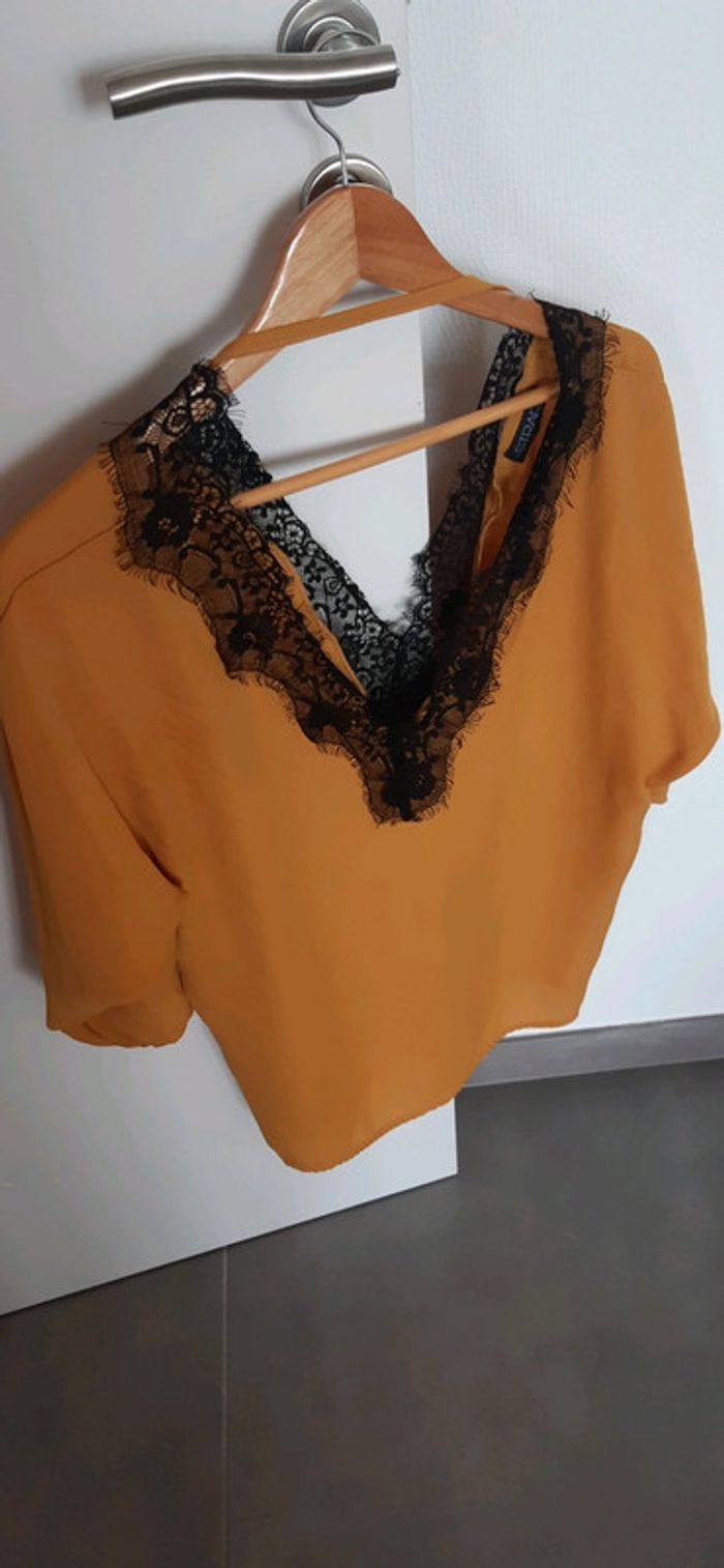 Blouse dentelle noire et moutarde - photo numéro 2