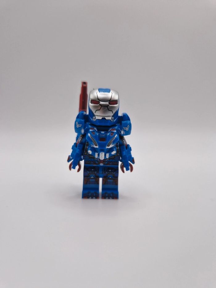 Figurine type lego Warmachine Marvel