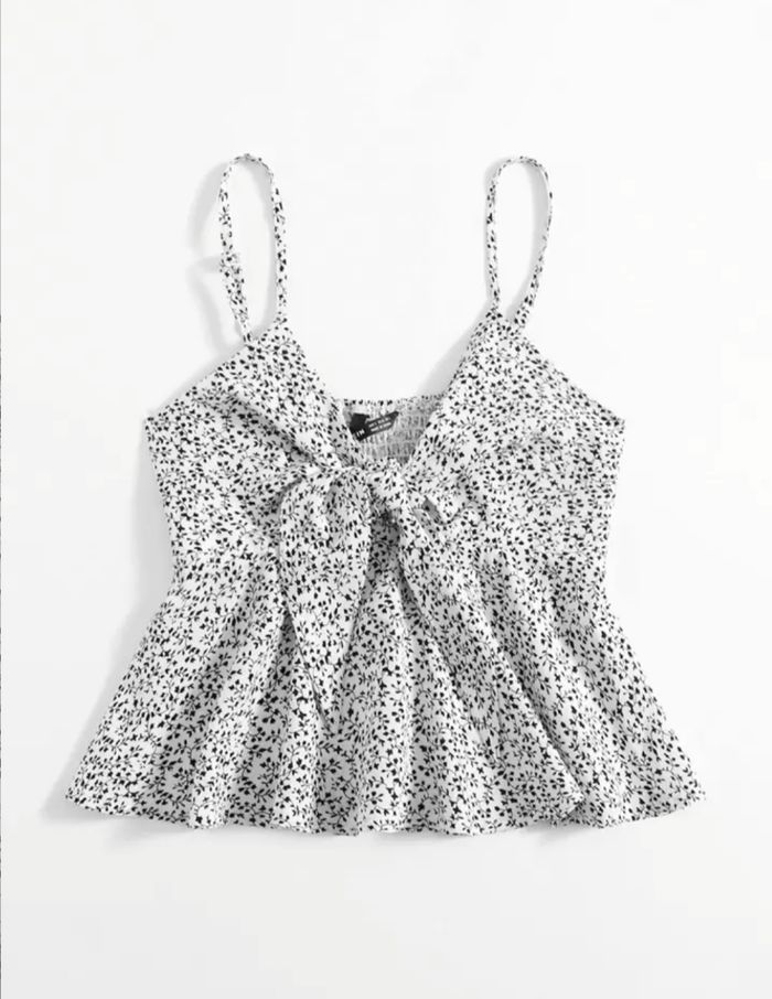 Top pelpum blanc à fines bretelles avec nœud – Taille M – Style féminin & léger – Très Bon État – Shein - photo numéro 2