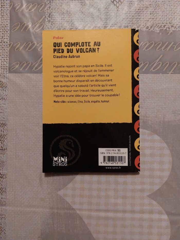 Livre Qui complote au pied du volcan polar - photo numéro 2