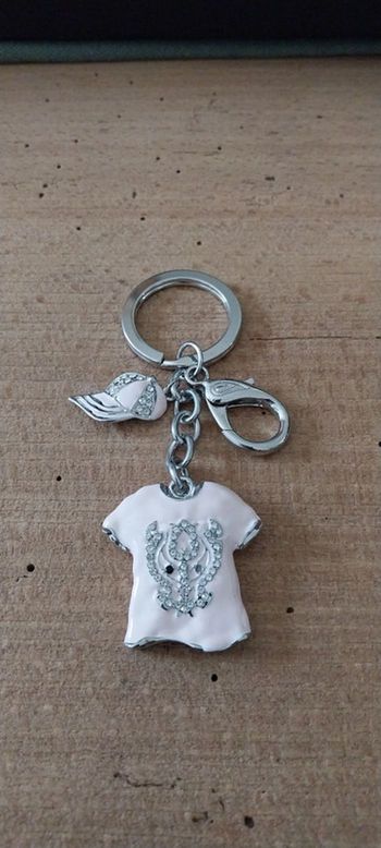 Porte clef, bijoux sac forme tee shirt et casquette rose et strass
