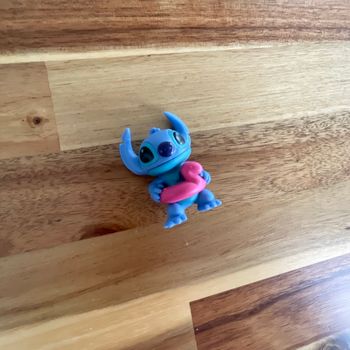 Figurine Stitch avec Bouée