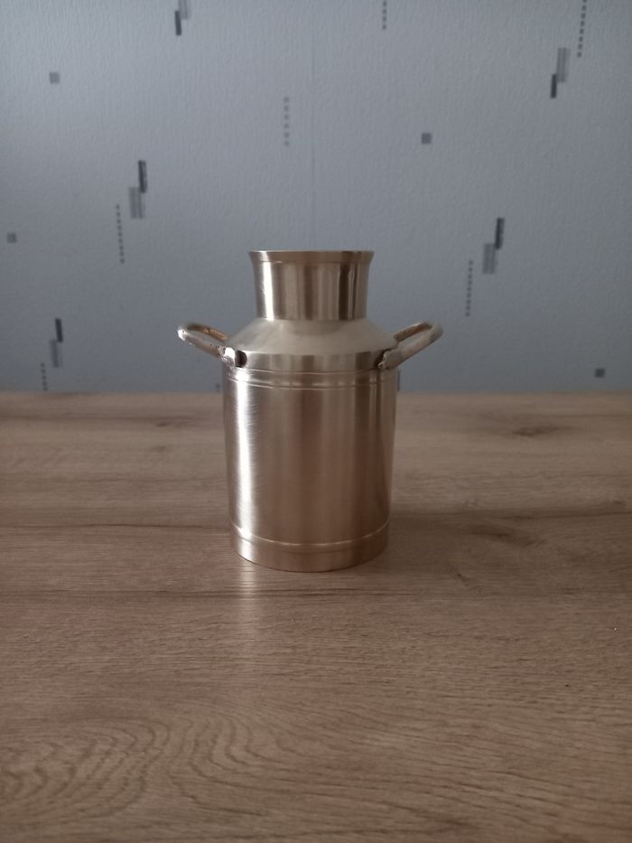 Pot à lait en laiton massif.